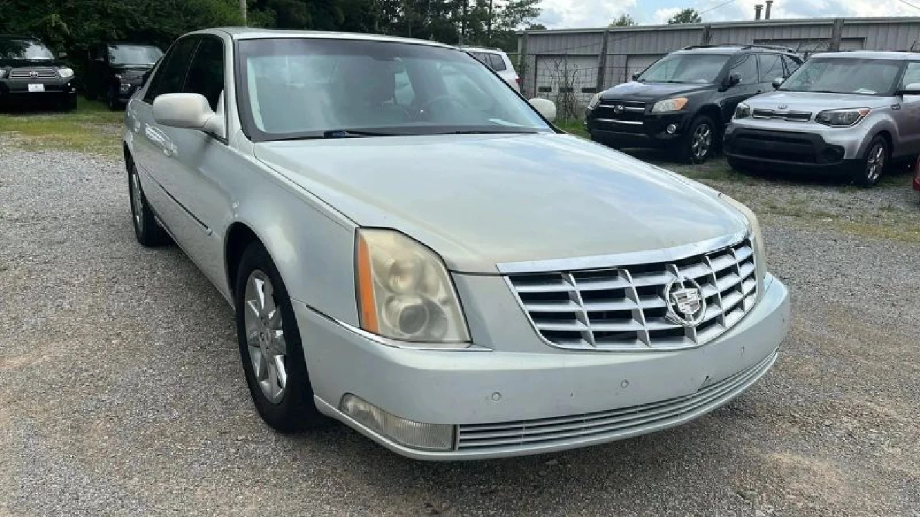 2010 Cadillac DTS Luxury Collection's photo