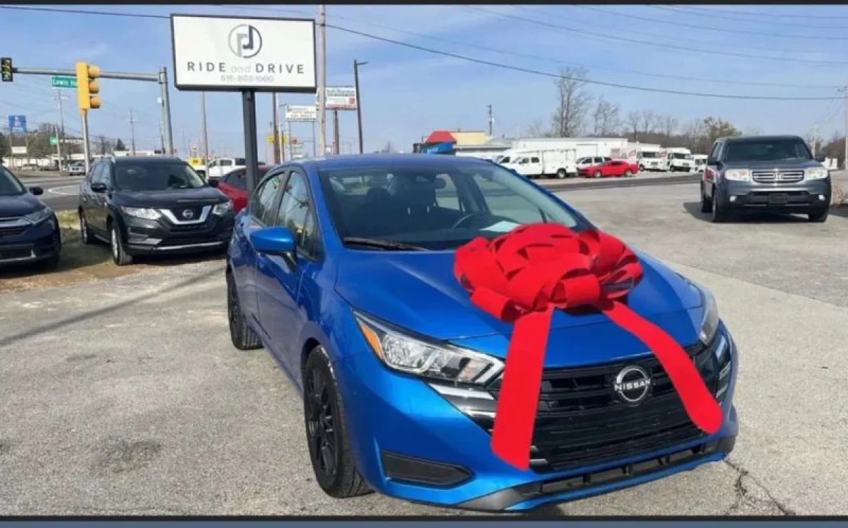 2023 Nissan Versa Sedan SV's photo