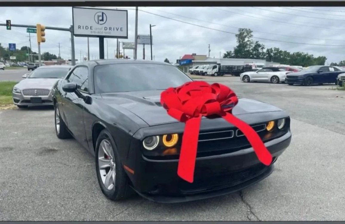 2017 Dodge Challenger SXT's photo